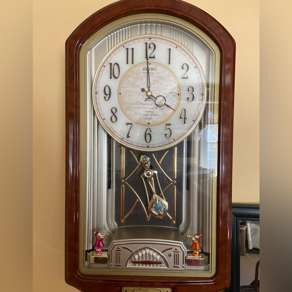 Swoop Melodie’s in Motion battery wall clock
